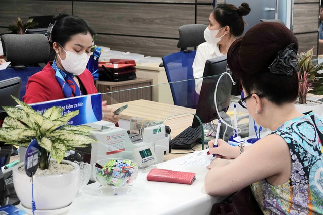 Ngân hàng Nhà nước bơm mạnh tiền, lãi suất kỳ hạn ngắn cao hơn dài- Ảnh 1. Ngân hàng Nhà nước bơm mạnh tiền, lãi suất kỳ hạn ngắn cao hơn dài- Ảnh 1.