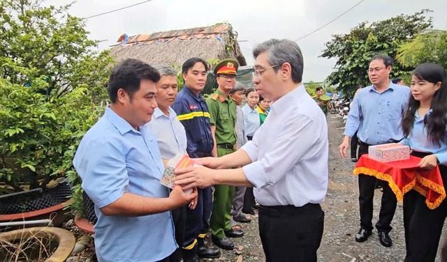 TP.HCM: Ông Nguyễn Phước Lộc thăm nông dân làng mai Bình Lợi ảnh hưởng vì ngập nước - Ảnh 4.