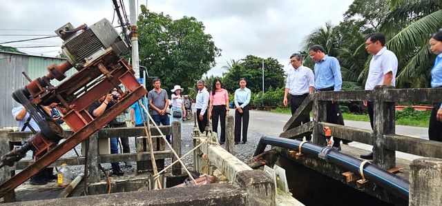 TP.HCM: Ông Nguyễn Phước Lộc thăm nông dân làng mai Bình Lợi ảnh hưởng vì ngập nước - Ảnh 1.