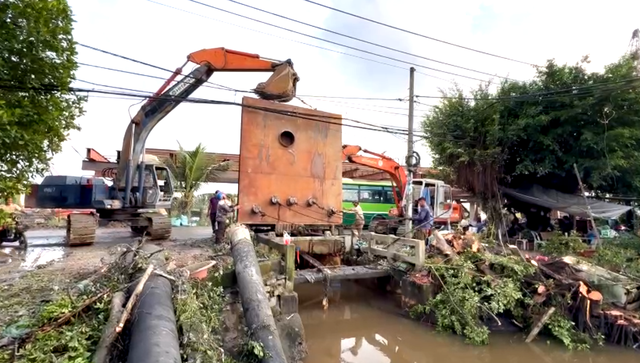 TP.HCM: Ông Nguyễn Phước Lộc thăm nông dân làng mai Bình Lợi ảnh hưởng vì ngập nước - Ảnh 2.