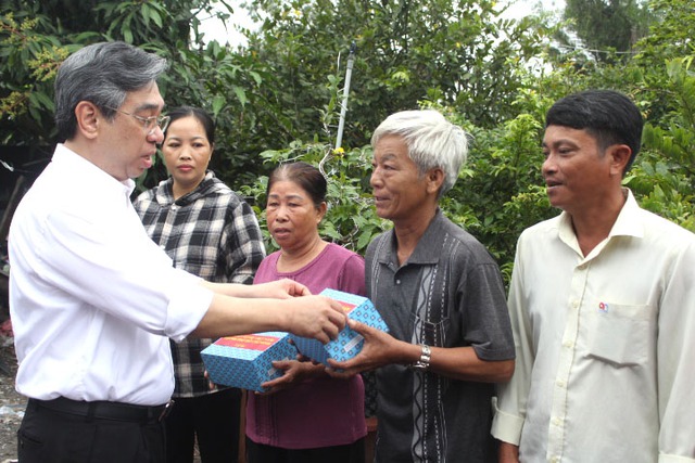 TP.HCM: Ông Nguyễn Phước Lộc thăm nông dân làng mai Bình Lợi ảnh hưởng vì ngập nước - Ảnh 6.