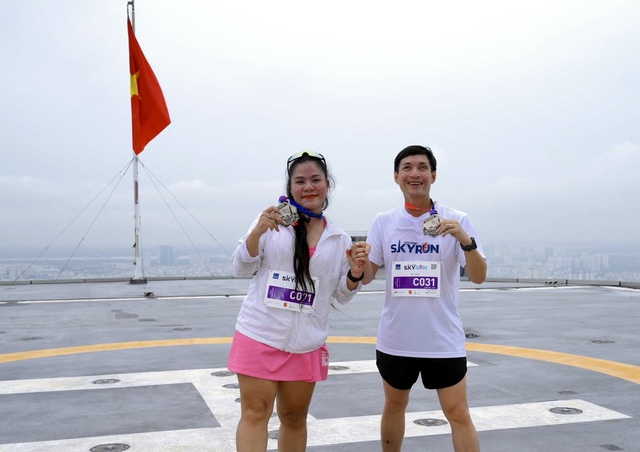 Runner khiếm thị chinh phục tòa nhà 51 tầng- Ảnh 1. Runner khiếm thị chinh phục tòa nhà 51 tầng- Ảnh 1.