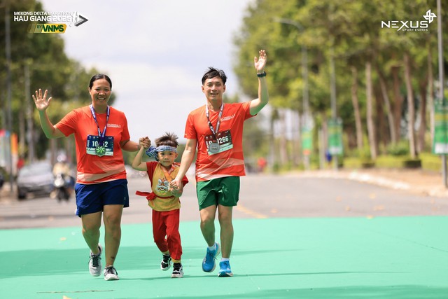 Runner khiếm thị chinh phục tòa nhà 51 tầng- Ảnh 4. Runner khiếm thị chinh phục tòa nhà 51 tầng- Ảnh 4.