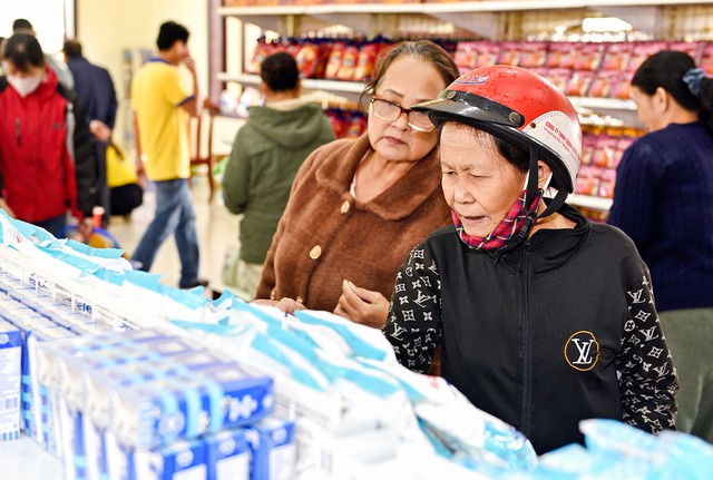 PNJ kích hoạt 'Siêu thị mini 0 đồng' tại miền Trung - Hỗ trợ khẩn cấp người dân vùng mưa lũ- Ảnh 2. PNJ kích hoạt 'Siêu thị mini 0 đồng' tại miền Trung - Hỗ trợ khẩn cấp người dân vùng mưa lũ- Ảnh 2.