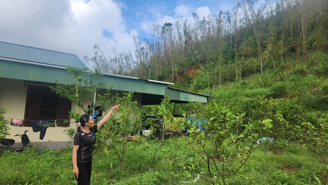 Sống bất an dưới chân núi lở- Ảnh 2. Sống bất an dưới chân núi lở- Ảnh 2.
