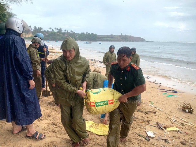 Bão Kalmaegi đổ bộ đất liền - Ảnh 3.