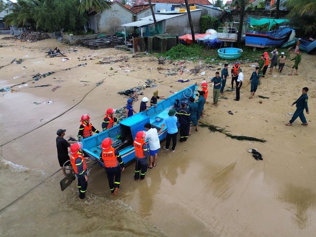 Công an tỉnh Đắk Lắk ứng phó kịp thời với bão Kalmaegi hỗ trợ người dân - Ảnh 3. Công an tỉnh Đắk Lắk ứng phó kịp thời với bão Kalmaegi hỗ trợ người dân - Ảnh 3.