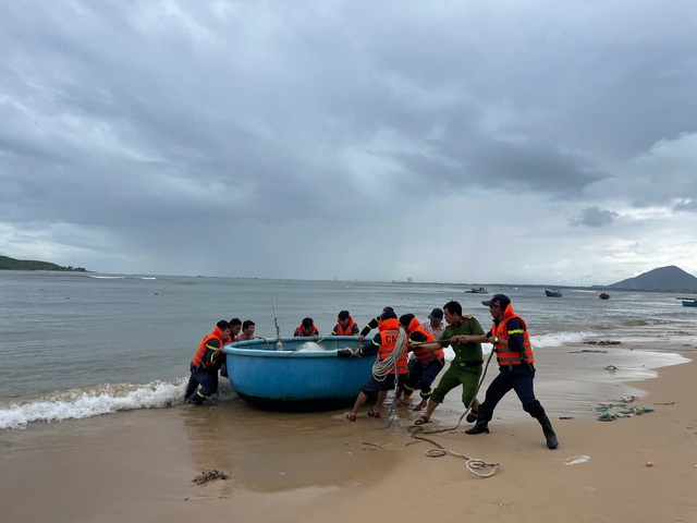 Công an tỉnh Đắk Lắk ứng phó kịp thời với bão Kalmaegi hỗ trợ người dân - Ảnh 4. Công an tỉnh Đắk Lắk ứng phó kịp thời với bão Kalmaegi hỗ trợ người dân - Ảnh 4.