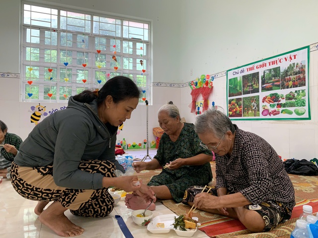 92 hộ dân trú bão Kalmaegi: Những hộp cơm ấm áp từ địa phương - Ảnh 1.