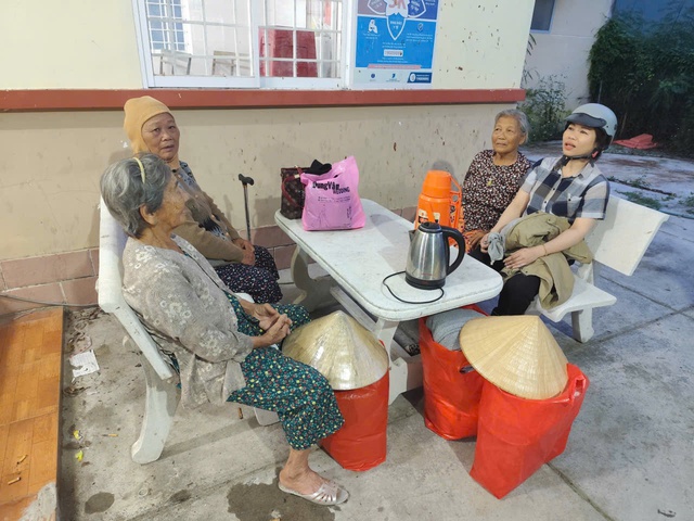 92 hộ dân trú bão Kalmaegi: Những hộp cơm ấm áp từ địa phương - Ảnh 2.