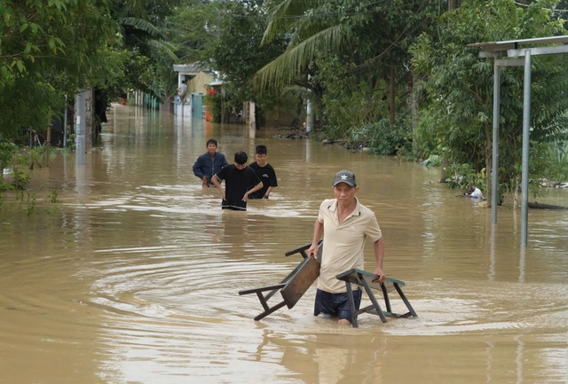 4 tỉnh miền Trung hứng mưa trên 600 mm do bão Kalmaegi (bão số 13) đổ bộ - Ảnh 1.