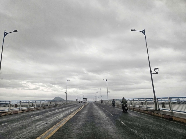 Học sinh Đắk Lắk nghỉ học phòng, tránh bão số 13 Kalmaegi - Ảnh 1.