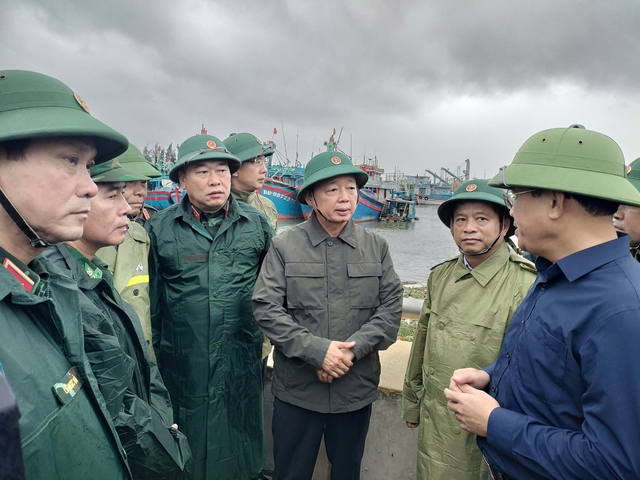 - Ảnh 1. Phó thủ tướng Trần Hồng Hà chỉ đạo ứng phó bão Kalmaegi - Ảnh 1.