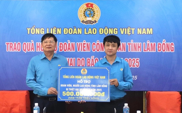 Công đoàn hỗ trợ người lao động vùng lũ Lâm Đồng và Quảng Trị vượt khó - Ảnh 1. Công đoàn hỗ trợ người lao động vùng lũ Lâm Đồng và Quảng Trị vượt khó - Ảnh 1.