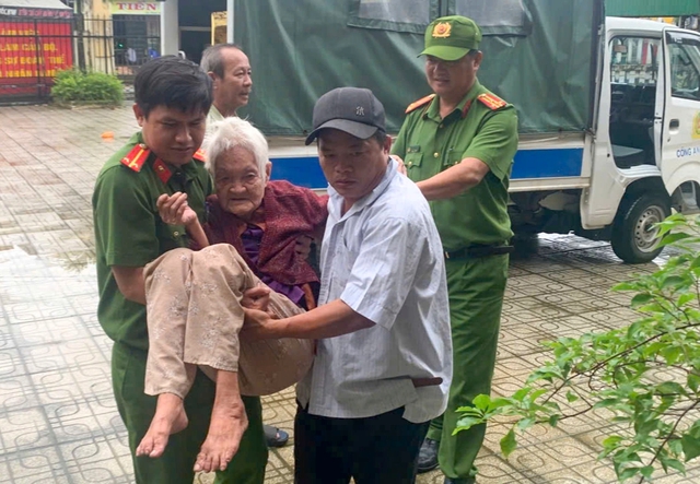 Các địa phương ở Quảng Ngãi đang chạy đua với bão Kalmaegi di dời dân - Ảnh 9.