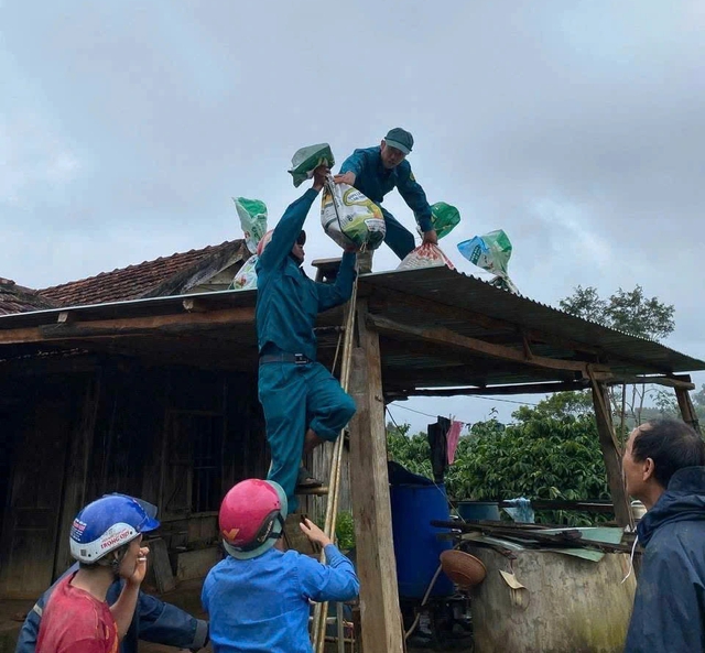 Đo&agrave;n vi&ecirc;n thanh ni&ecirc;n Gia Lai hỗ trợ người d&acirc;n ph&ograve;ng , chống b&atilde;o Kalmaegi an to&agrave;n - Ảnh 3.
