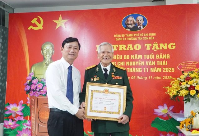 Chủ tịch HĐND TP.HCM V&otilde; Văn Minh trao huy hiệu 80 năm tuổi Đảng- Ảnh 1.