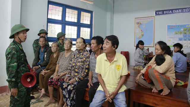 Công an, bộ đội bố trí khách sạn, nhà nghỉ cho dân tránh bão Kalmaegi - Ảnh 7.