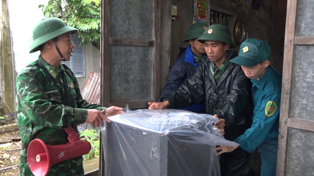 Công an, bộ đội bố trí khách sạn, nhà nghỉ cho dân tránh bão Kalmaegi - Ảnh 5.