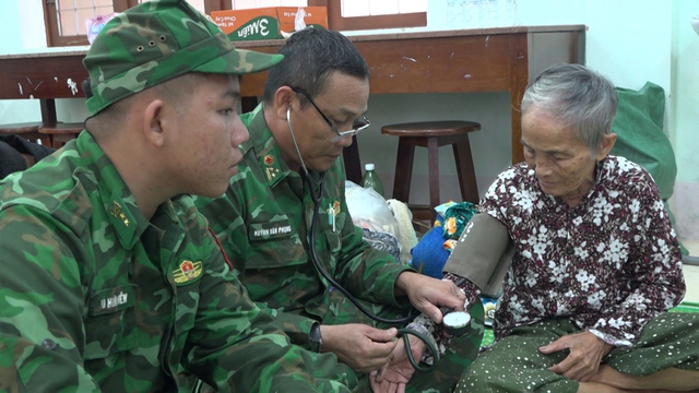 Công an, bộ đội bố trí khách sạn, nhà nghỉ cho dân tránh bão Kalmaegi - Ảnh 6.