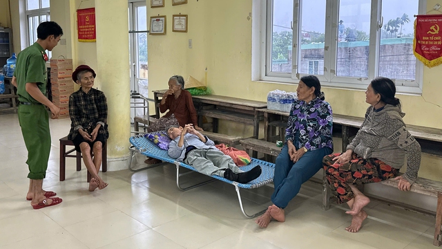 Công an, bộ đội bố trí khách sạn, nhà nghỉ cho dân tránh bão Kalmaegi - Ảnh 3.