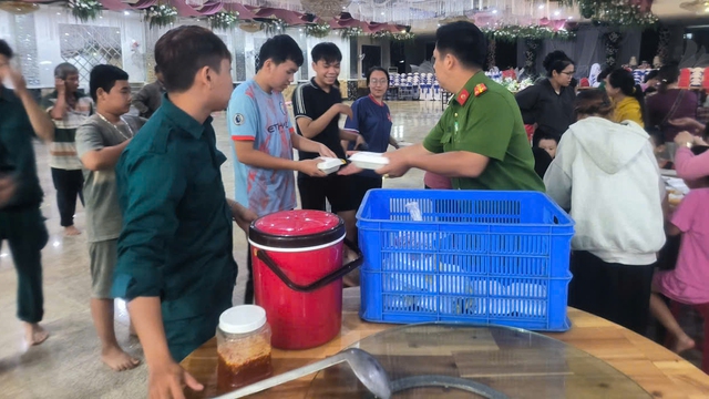 Công an, bộ đội bố trí khách sạn, nhà nghỉ cho dân tránh bão Kalmaegi - Ảnh 2.