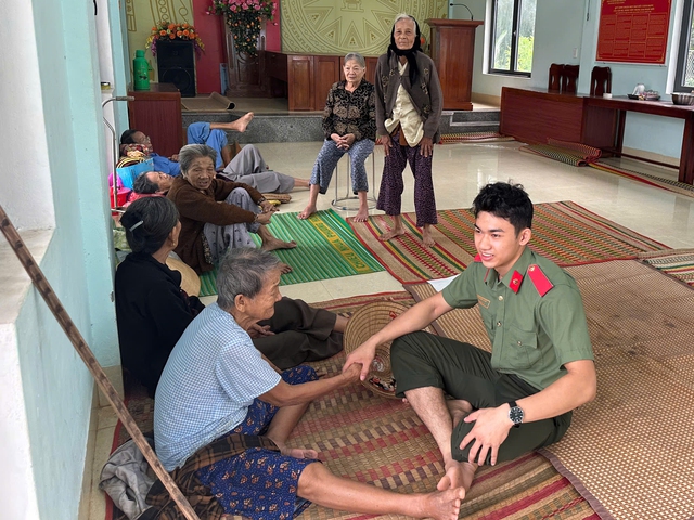 Công an, bộ đội bố trí khách sạn, nhà nghỉ cho dân tránh bão Kalmaegi - Ảnh 4.