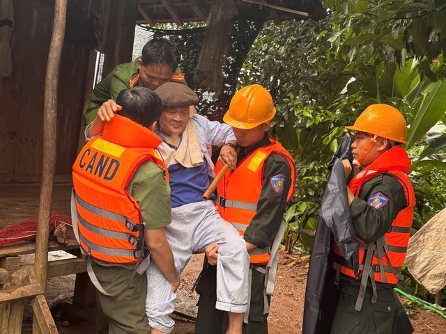 Công an, bộ đội bố trí khách sạn, nhà nghỉ cho dân tránh bão Kalmaegi - Ảnh 1.