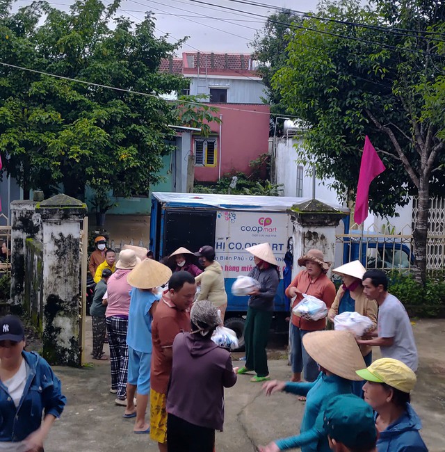 Saigon Co.op giảm sâu thực phẩm thiết yếu, san sẻ cùng người dân miền Trung trước bão - Ảnh 6.