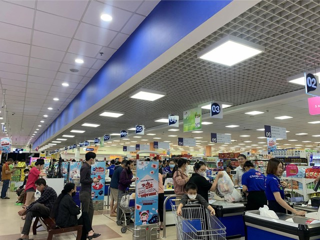 Saigon Co.op giảm sâu thực phẩm thiết yếu, san sẻ cùng người dân miền Trung trước bão - Ảnh 4.