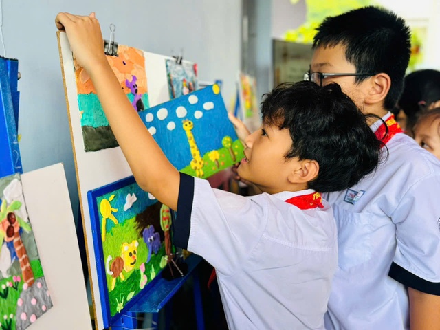 Phụ huynh tiểu học TP.HCM bất ngờ: Trong tiết tiếng Việt c&oacute; &acirc;m nhạc, thể dục - Ảnh 4.