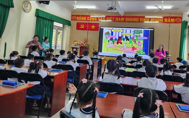 Phụ huynh tiểu học TP.HCM bất ngờ: Trong tiết tiếng Việt c&oacute; &acirc;m nhạc, thể dục - Ảnh 1.