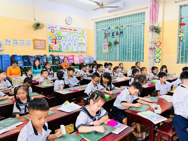 Phụ huynh tiểu học TP.HCM bất ngờ: Trong tiết tiếng Việt c&oacute; &acirc;m nhạc, thể dục - Ảnh 14.