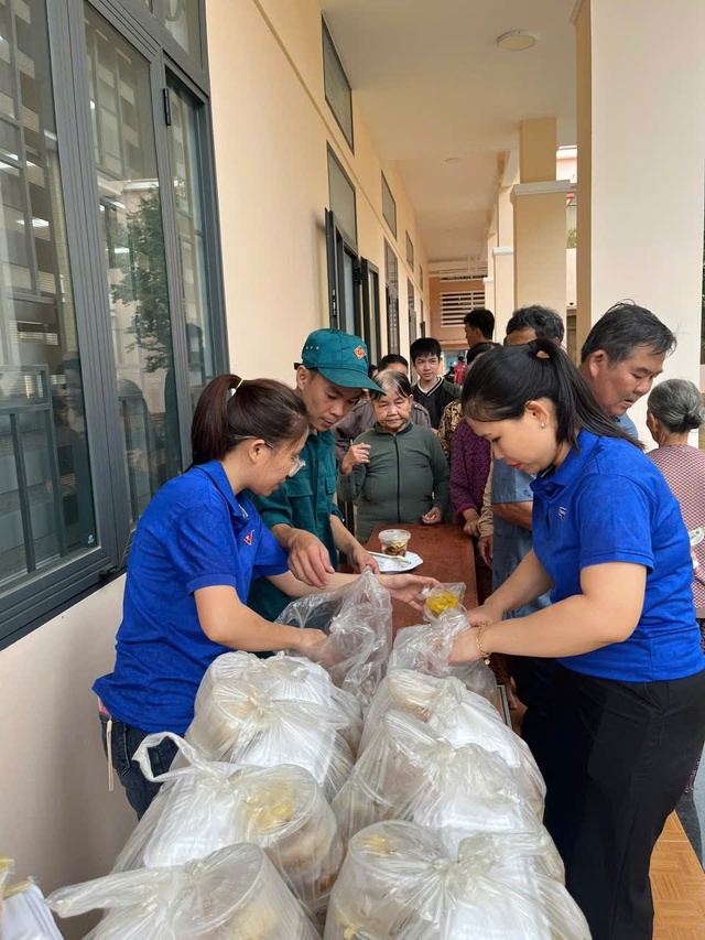 Đo&agrave;n vi&ecirc;n thanh ni&ecirc;n Gia Lai hỗ trợ người d&acirc;n ph&ograve;ng , chống b&atilde;o Kalmaegi an to&agrave;n - Ảnh 5.