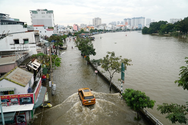 TP.HCM tối nay: Triều cường vượt lịch sử, mưa lớn kéo dài do hoàn lưu bão Kalmaegi - Ảnh 2.