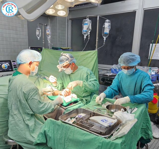 Bệnh viện Chợ Rẫy 'b&aacute;o động đỏ&rsquo;, 12 giờ nối 2 tay đứt l&igrave;a cho bệnh nh&acirc;n- Ảnh 1.