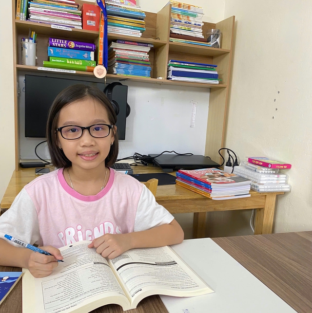 'Cô giáo nhí' 9 tuổi và đam mê dạy tiếng Anh cho em trai - Ảnh 1.