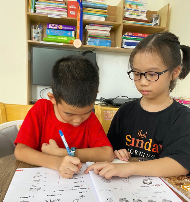 'Cô giáo nhí' 9 tuổi và đam mê dạy tiếng Anh cho em trai - Ảnh 3.