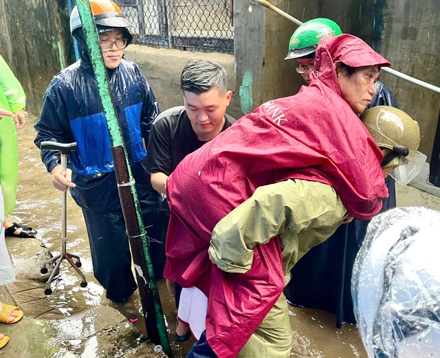 Thanh ni&ecirc;n ứng trực 24/24, gi&uacute;p người d&acirc;n chống b&atilde;o Kalmaegi - Ảnh 3.