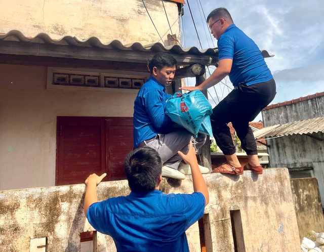 Thanh ni&ecirc;n ứng trực 24/24, gi&uacute;p người d&acirc;n chống b&atilde;o Kalmaegi - Ảnh 2.