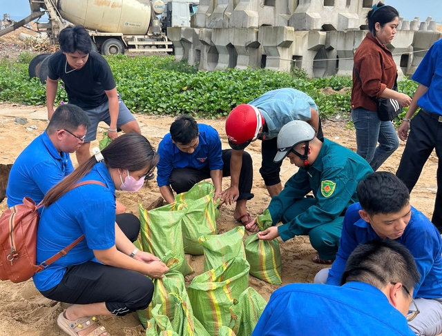 Thanh ni&ecirc;n ứng trực 24/24, gi&uacute;p người d&acirc;n chống b&atilde;o Kalmaegi - Ảnh 1.