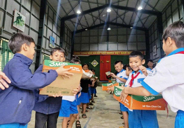 San sẻ yêu thương ở vùng núi lở- Ảnh 3. San sẻ yêu thương ở vùng núi lở- Ảnh 3.