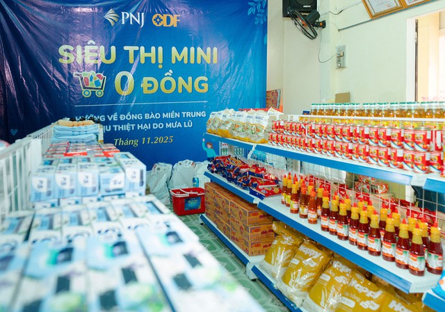 PNJ kích hoạt 'Siêu thị mini 0 đồng' tại miền Trung - Hỗ trợ khẩn cấp người dân vùng mưa lũ- Ảnh 3. PNJ kích hoạt 'Siêu thị mini 0 đồng' tại miền Trung - Hỗ trợ khẩn cấp người dân vùng mưa lũ- Ảnh 3.