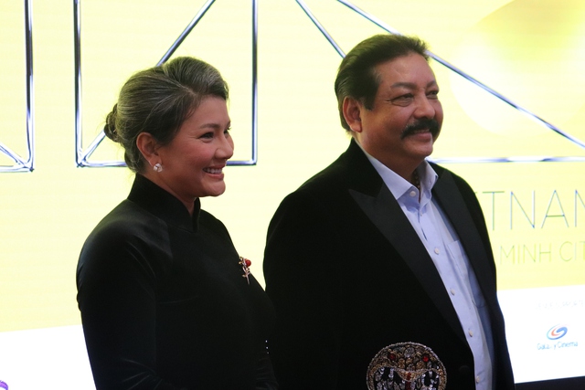 Hồng Kim Bảo sánh bước bên vợ hoa hậu trên thảm đỏ ở TP.HCM- Ảnh 6. Hồng Kim Bảo sánh bước bên vợ hoa hậu trên thảm đỏ ở TP.HCM- Ảnh 6.