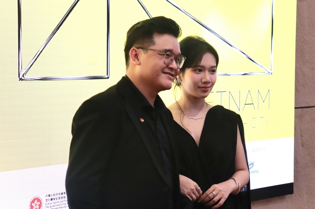 Hồng Kim Bảo sánh bước bên vợ hoa hậu trên thảm đỏ ở TP.HCM- Ảnh 9. Hồng Kim Bảo sánh bước bên vợ hoa hậu trên thảm đỏ ở TP.HCM- Ảnh 9.