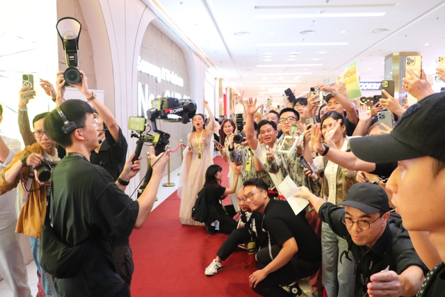 Hồng Kim Bảo sánh bước bên vợ hoa hậu trên thảm đỏ ở TP.HCM- Ảnh 11. Hồng Kim Bảo sánh bước bên vợ hoa hậu trên thảm đỏ ở TP.HCM- Ảnh 11.