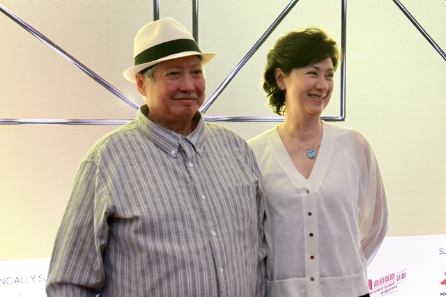 Hồng Kim Bảo sánh bước bên vợ hoa hậu trên thảm đỏ ở TP.HCM- Ảnh 2. Hồng Kim Bảo sánh bước bên vợ hoa hậu trên thảm đỏ ở TP.HCM- Ảnh 2.