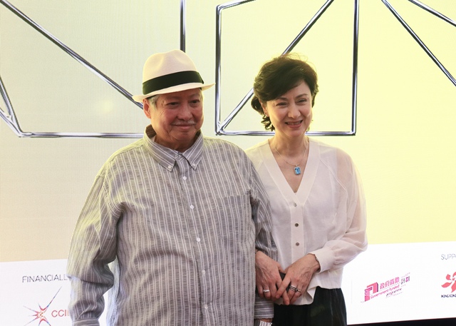 Hồng Kim Bảo sánh bước bên vợ hoa hậu trên thảm đỏ ở TP.HCM- Ảnh 1. Hồng Kim Bảo sánh bước bên vợ hoa hậu trên thảm đỏ ở TP.HCM- Ảnh 1.