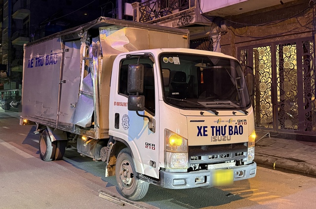 Xe tải gây tai nạn liên hoàn khiến 2 người bị thương rồi bỏ chạy- Ảnh 4. Xe tải gây tai nạn liên hoàn khiến 2 người bị thương rồi bỏ chạy- Ảnh 4.