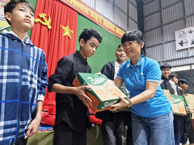 San sẻ yêu thương ở vùng núi lở- Ảnh 1. San sẻ yêu thương ở vùng núi lở- Ảnh 1.